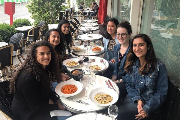 Neuroscience Students Studying Abroad in Paris